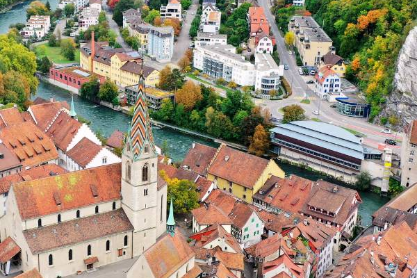 Flugaufnahme der Region Baden und Ennetbaden mit Stadtkirche und Limmat – Gebiet des FTTH Glasfasernetzes von Baden4net – Quadratisch zugeschnitten